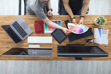 Yaratıcı adam renkleri gösteriyor