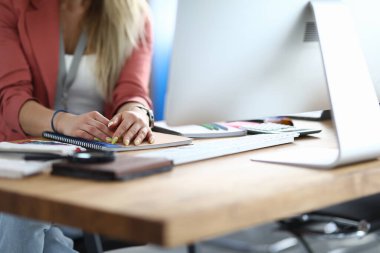 Sekreter ofisinde oturuyor.