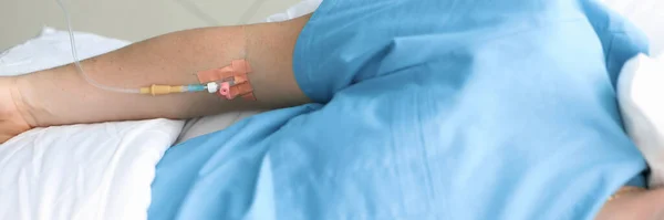 정맥 환자의 혈관에 주사 바늘을 삽입 한다 — 스톡 사진