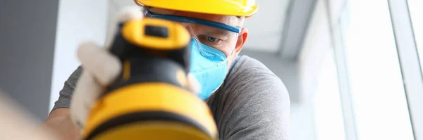 Homem concentrado na máscara facial — Fotografia de Stock