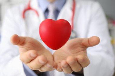 Doktor, Red Hart 'ı haçla paylaşıyor.