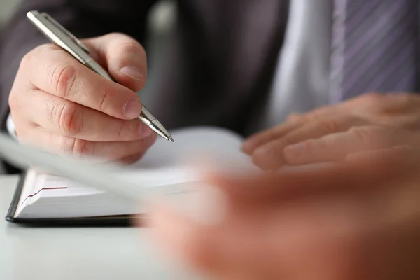 Empresario en traje firmando papeles en la oficina — Foto de Stock