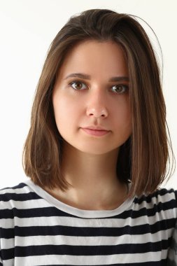 Doğal makyajlı sakin bir genç kadın.