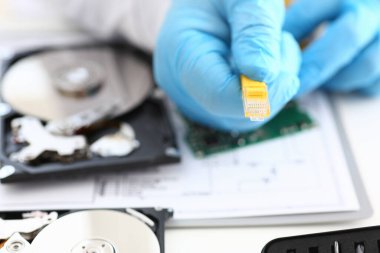 Mühendis eli RJ45 konnektörüyle yama kablosu tutuyor