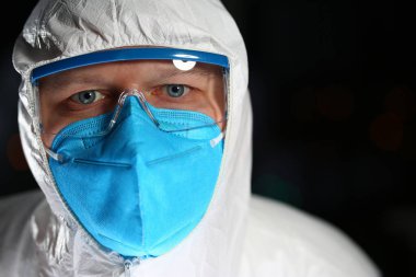PPE takımlı adam salgın zamanlarında çalışıyor.