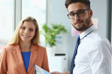 Ofiste birlikte çalışan neşeli genç adam ve kadın.