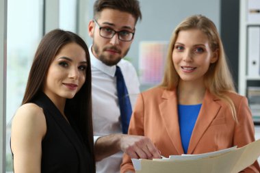 Bir grup güler yüzlü yönetici mali tabloyu tartışıyor