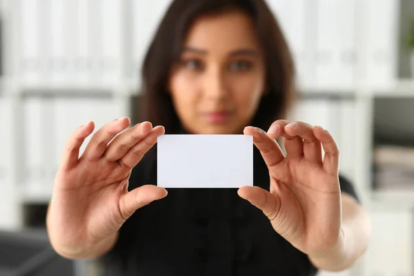 İş kadını ofiste dururken elinde kişisel kartı tutuyor. — Stok fotoğraf