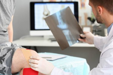 Bacağında bant olan bir adam röntgen için hastaneye gitti.