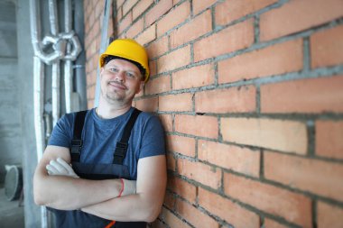 Mutlu erkek müteahhit yorucu bir günün ardından dinleniyor.