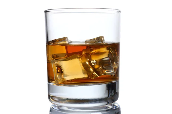 Bicchiere classico di scotch single malt con ghiaccio — Foto Stock