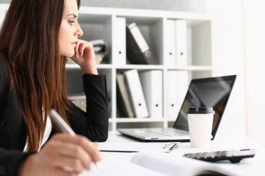 Laptop ve kahveyle çalışan kadın muhasebeci.