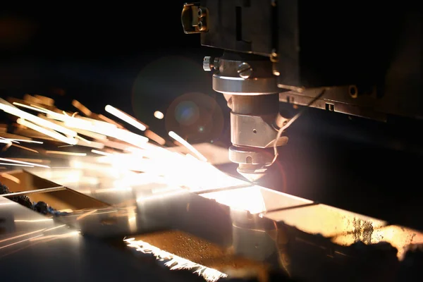 Chispas que salen de la cabeza de la máquina durante el proceso de producción — Foto de Stock