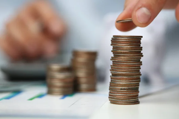 Buchhalter berechnet Münzen auf Schreibtisch im Büro — Stockfoto