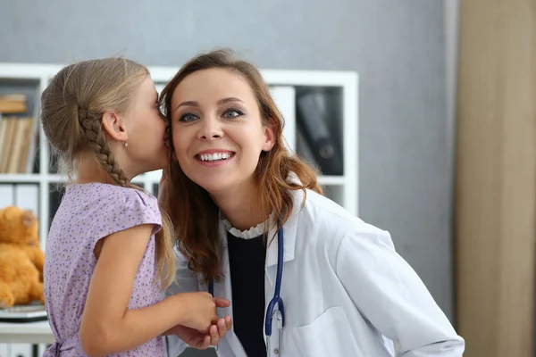 Boldog női gyermekorvos élvezi találkozót a kislánnyal — Stock Fotó