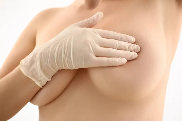 Žena vyšetřuje své prso, aby se zabránilo rakovině — Stock fotografie