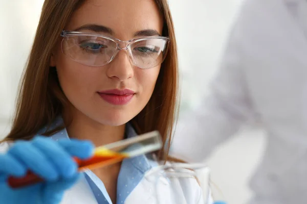 Primer plano de la mujer complacida que haciendo experimento — Foto de Stock