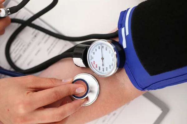 Foto focada no médico que mede a pressão — Fotografia de Stock