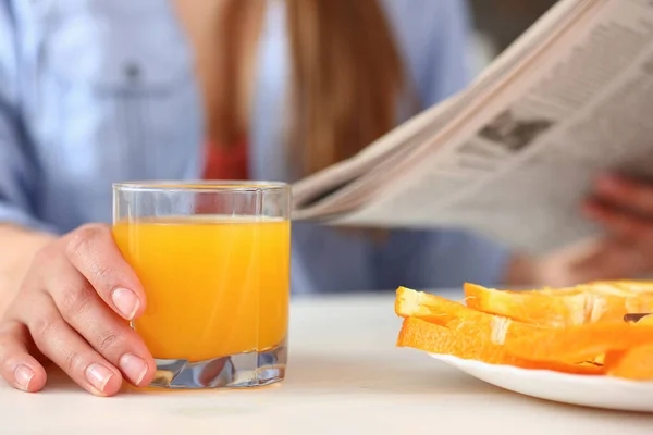 Relaxed young female person reading morning newspaper — Stock Photo, Image