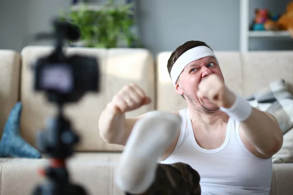 Entrenamiento de deportista emocional en casa después del trabajo —  Fotos de Stock