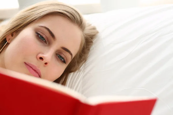 Крупним планом красива блондинка, що читає книгу — стокове фото