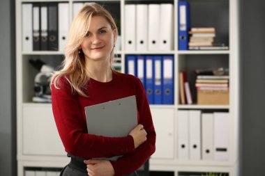 Kameraya bakan neşeli sarışın kadın.