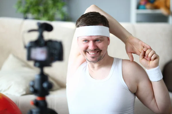 Aktiv ung man sträcker ut sin kropp på kameran — Stockfoto