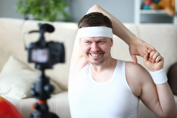 Jeune homme actif étirant son corps à la caméra — Photo