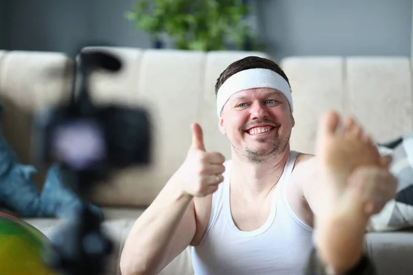 Retrato de homem bonito que estar satisfeito com os resultados — Fotografia de Stock