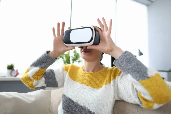 Mulher segurar e olhar vídeo em óculos de realidade virtual . — Fotografia de Stock