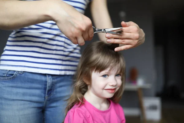 Mulher segurar tesoura e bloqueio de cabelo para criança . — Fotografia de Stock
