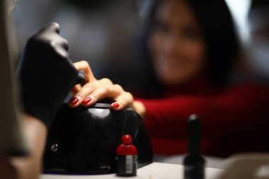 Salondaki usta donanım manikürü yapıyor.