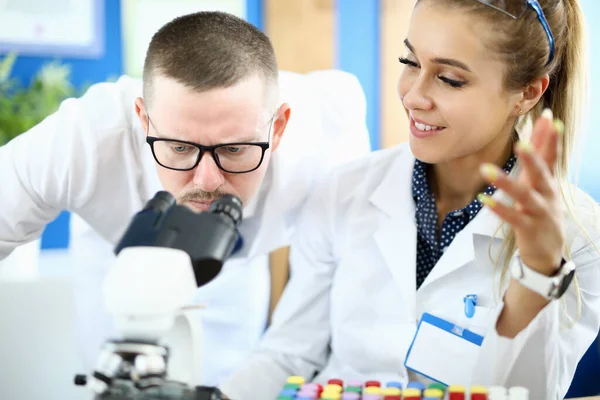 Un homme et une femme font de la recherche pharmaceutique — Photo