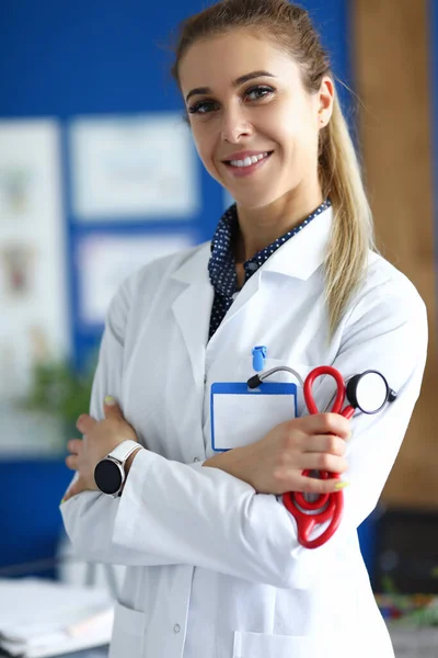 Kvinnlig läkare står i receptionen på kliniken — Stockfoto