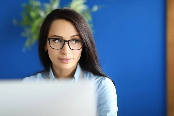 Egy nő ül az irodában a monitor előtt. — Stock Fotó