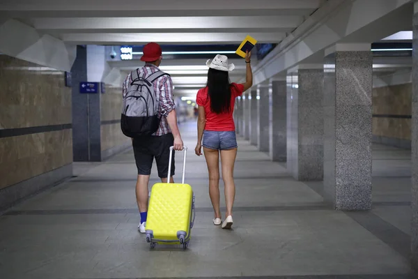 Married couple goes with a suitcase for boarding — Stock Photo, Image
