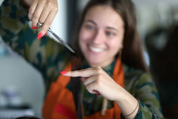 Cabeleireiro feliz corta cabelo para mulher no salão — Fotografia de Stock