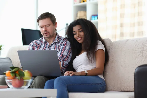 Amigos assistindo filme juntos no laptop em casa — Fotografia de Stock