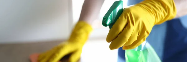 Manos en guantes amarillos desinfectan con mesa de madera —  Fotos de Stock