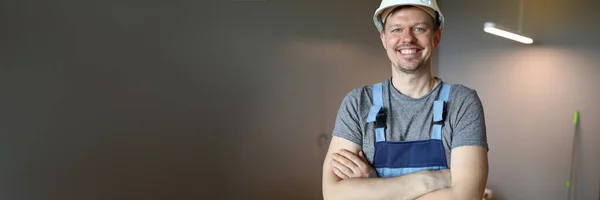 Man in een staande ruimte met een beschermende helm op — Stockfoto