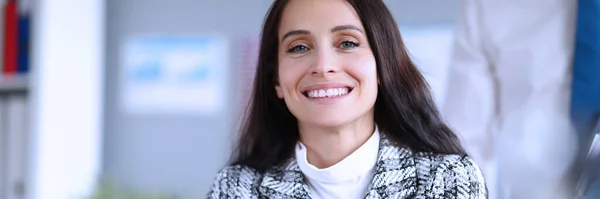 Belo empregado satisfeito sorrindo no local de trabalho — Fotografia de Stock