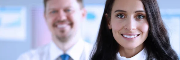 Feliz homem e mulher trabalhadores de escritório sorrindo no trabalho — Fotografia de Stock