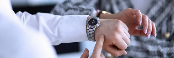 Hombre y mujer en el horario de control de oficina en reloj de pulsera — Foto de Stock