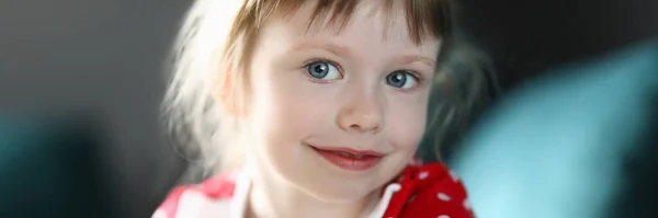 Gelukkig kind meisje portret tegen huis — Stockfoto