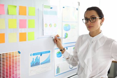 Gemide çıkartma ve belgelerle bir kadın görünüyor.