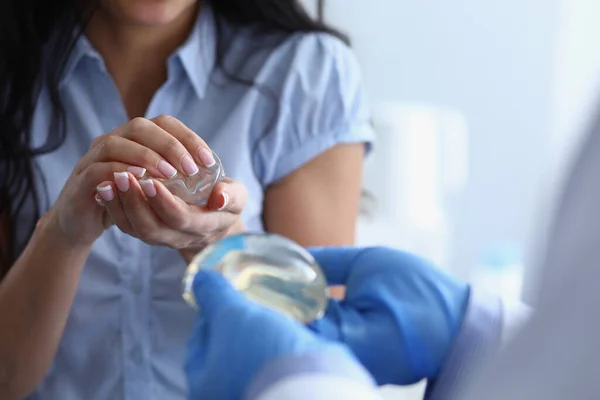 Klinikteki genç kadın göğüs implantı seçiyor. — Stok fotoğraf