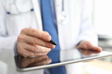 Doktor grafik tableti üzerine notlar alıyor. Kapat