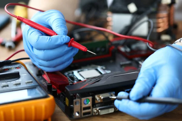 Elektricien reparaties op tafel vanaf de computer — Stockfoto