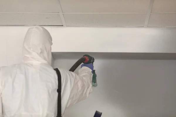 Constructor en pintura distribuida uniforme bajo techo —  Fotos de Stock