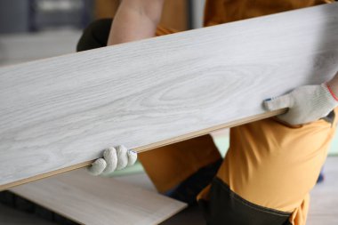 Kask takan marangoz kaplama döşeme seti tutuyor.